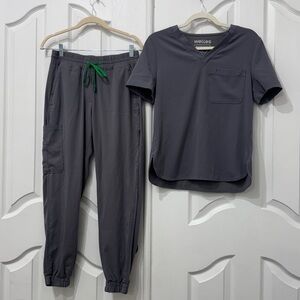 Women’s Welles scrubs Everybody classic V in Granite XS, On track jogger pant S
